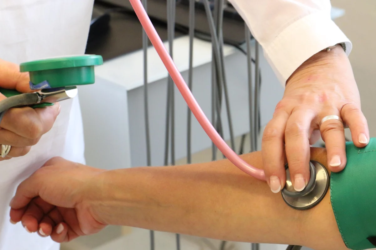 Arzt bespricht verbesserte Behandlungsergebnisse mit Patient Trends in der Medizin